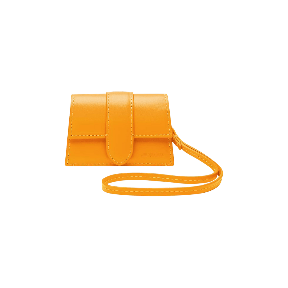 JACQUEMUS｜FASHION PROPS (Le porte Bambino (233SL117 300 The Bambino flap case by JACQUEMUS | Official website