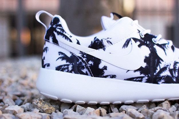 Pre-owned Nike Wmns Roshe Run 'palm Trees' In White