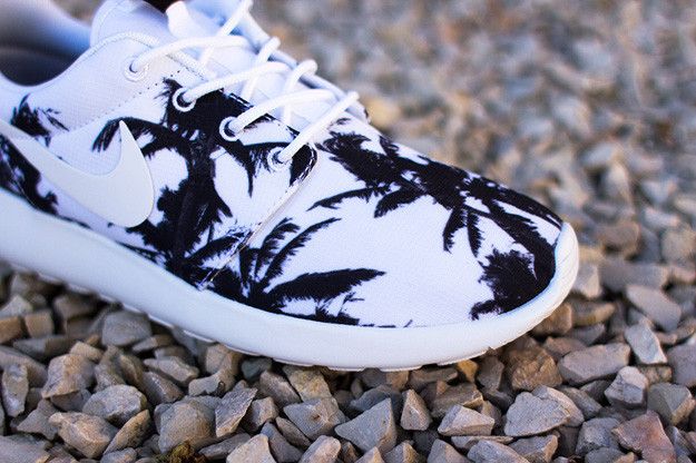 Pre-owned Nike Wmns Roshe Run 'palm Trees' In White
