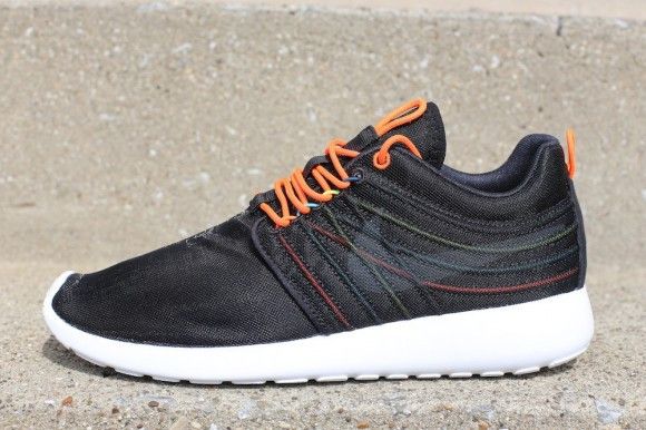 NIKE NIKE ROSHERUN DYNAMIC FLYWIRE QS