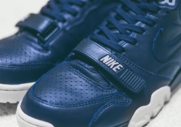 Achetez des Nike Fragment Design x Air Trainer 1 Mid SP 'Obsidian