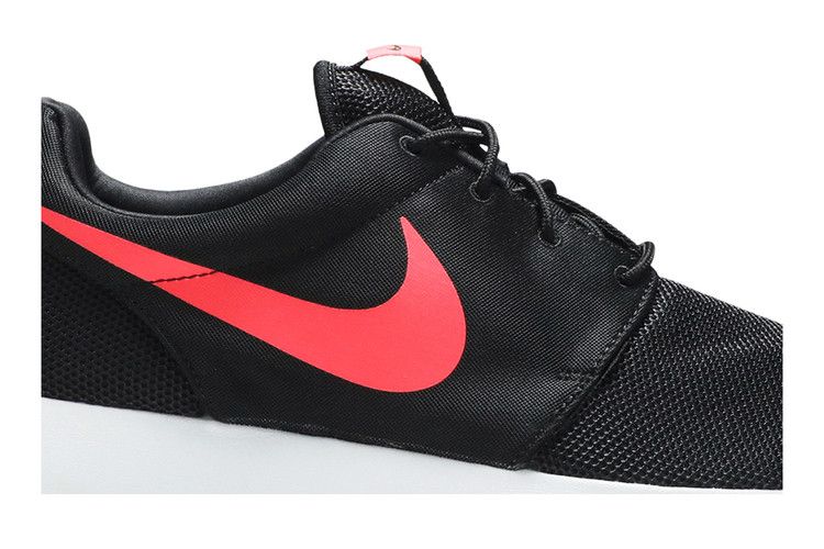 roshe run black red