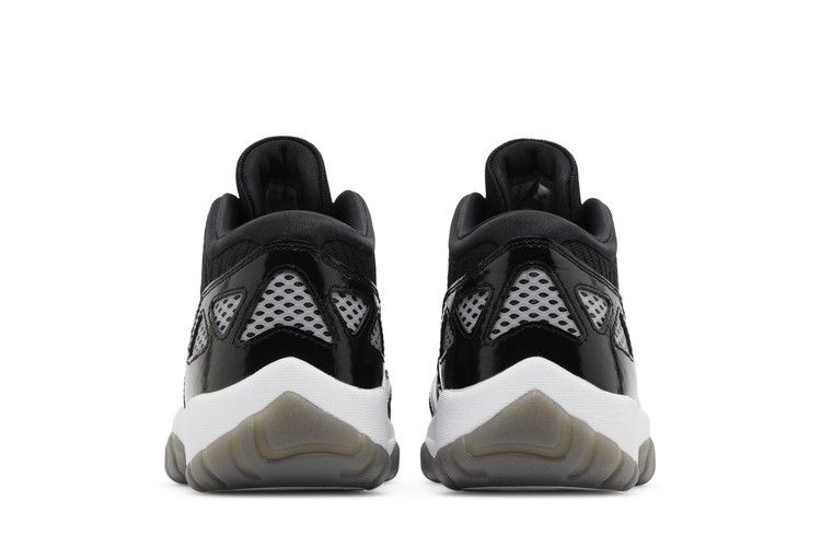 Jordan retro 11 on sale black and white