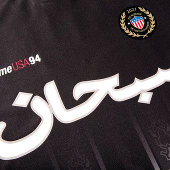 ウェア supreme Arabic Logo Soccer Jersey Supreme Arabic Logo Soccer Jersey - Red, Size Medium