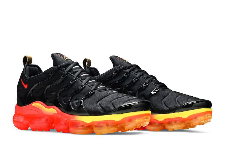 vapor max plus black and orange