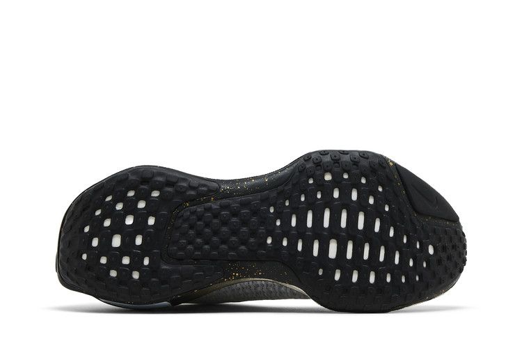Zoomx Invincible 3 Light Smoke Grey Gold