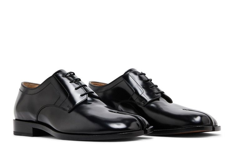 Maison Margiela ｜Tabi MAISON MARGIELA Tabi split-toe glossed-leather slippers | NET-A-PORTER