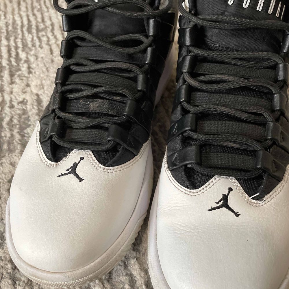 jordan max aura white and black