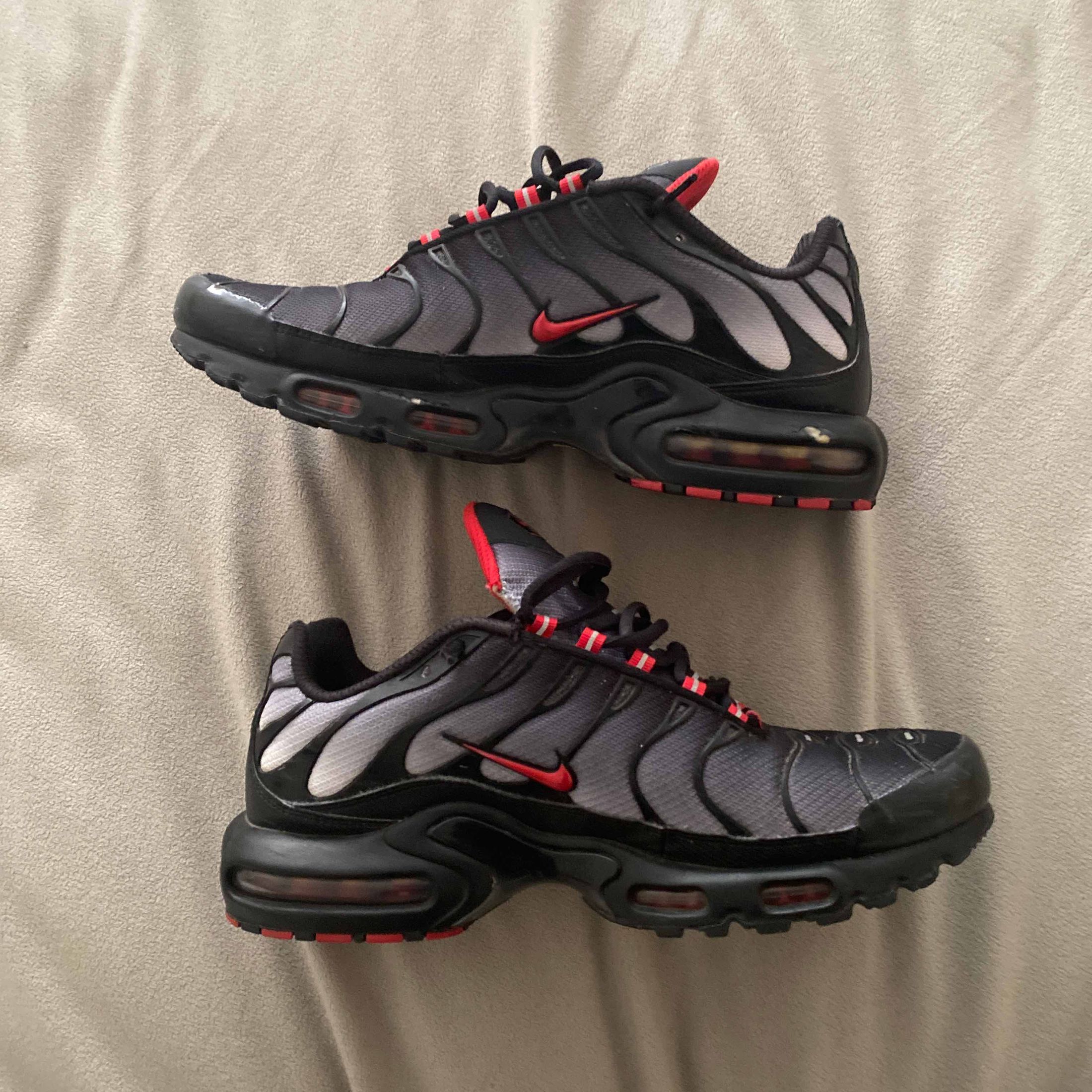 red & black air max plus