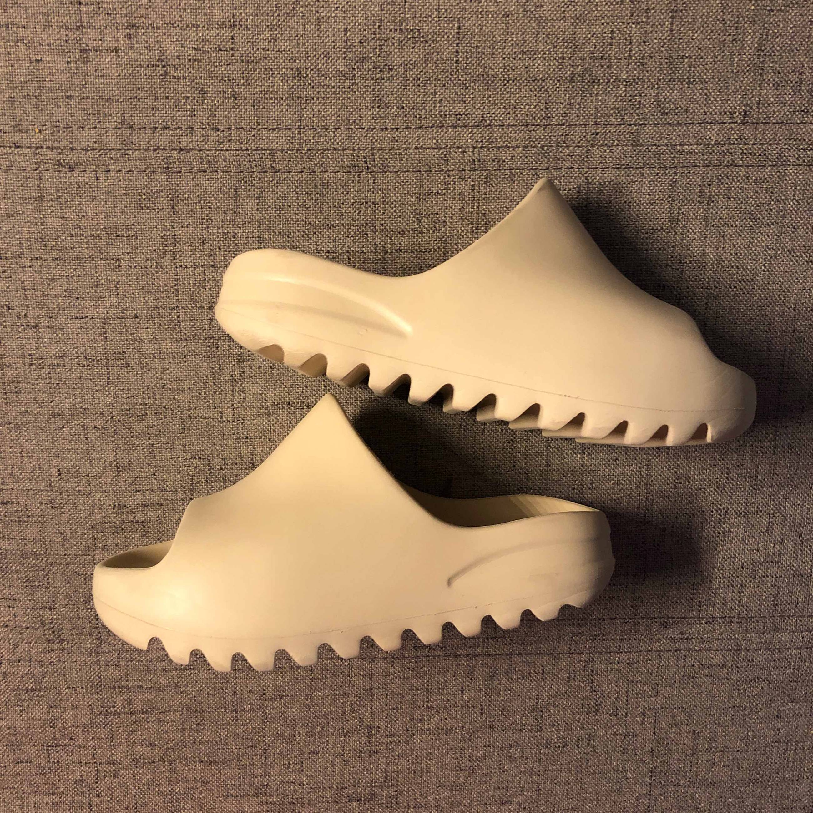 Yeezy Slides Kids 'Bone' - adidas - FW6347 | GOAT
