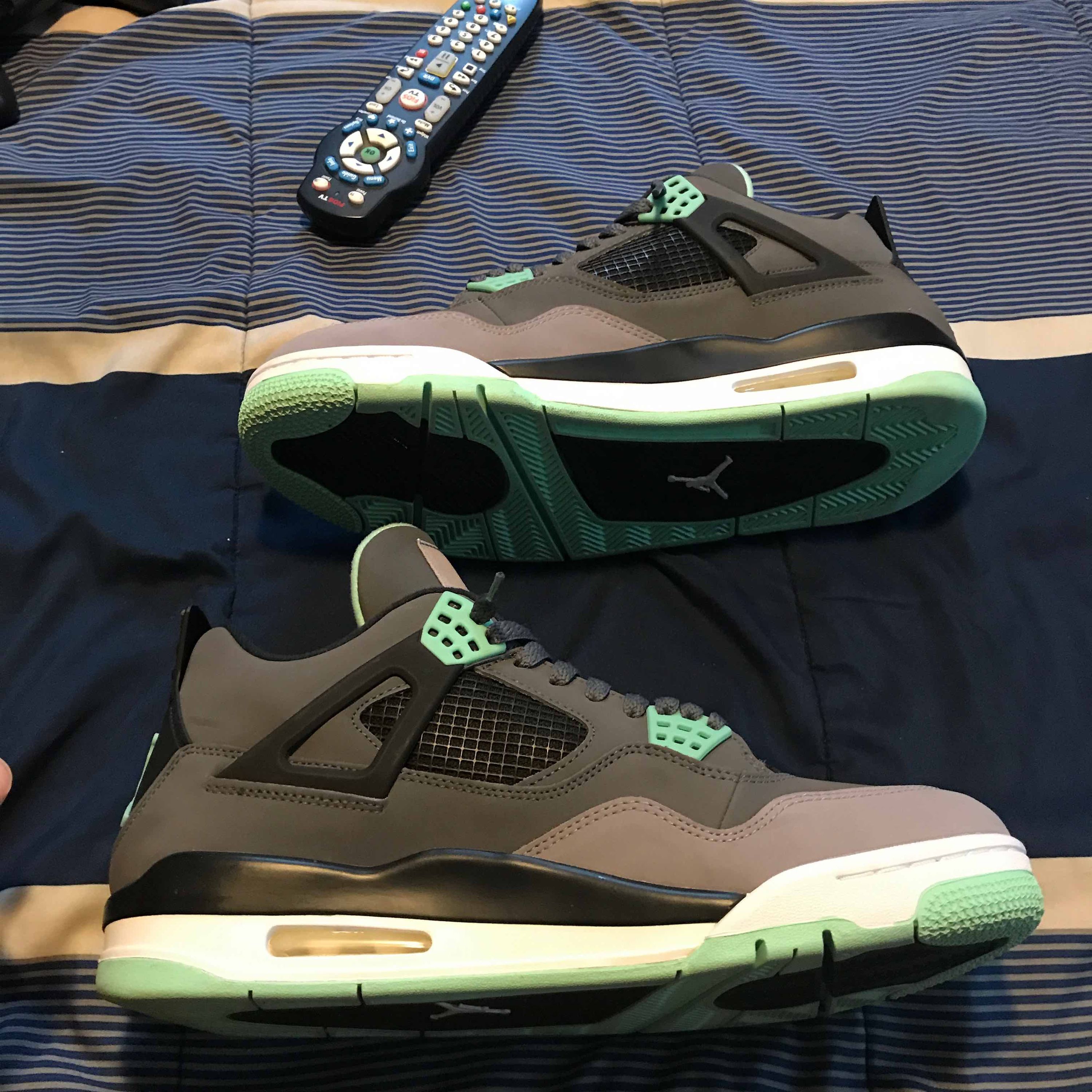 aj4 green glow