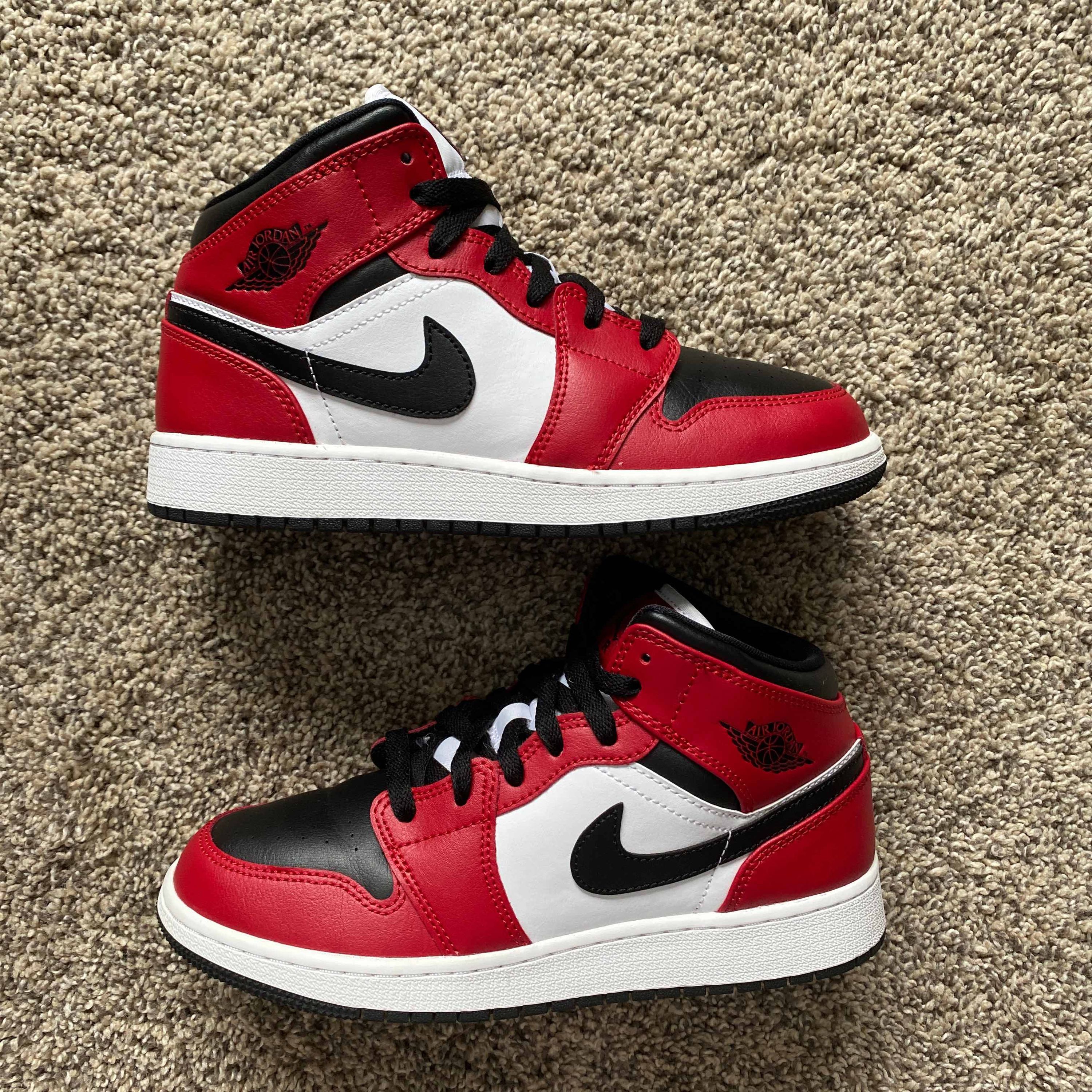 air jordan mid chicago black toe