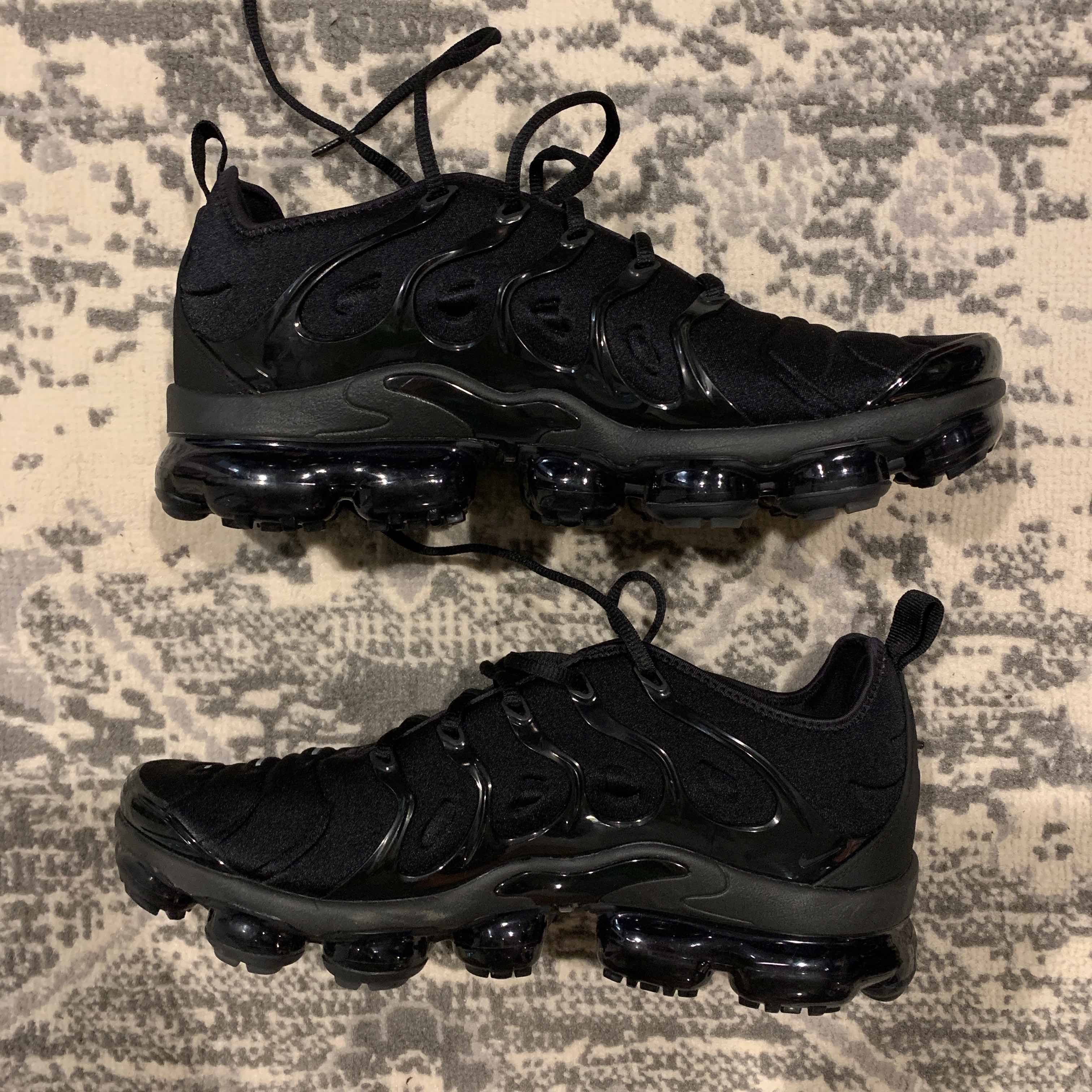 air vapormax plus triple black footlocker