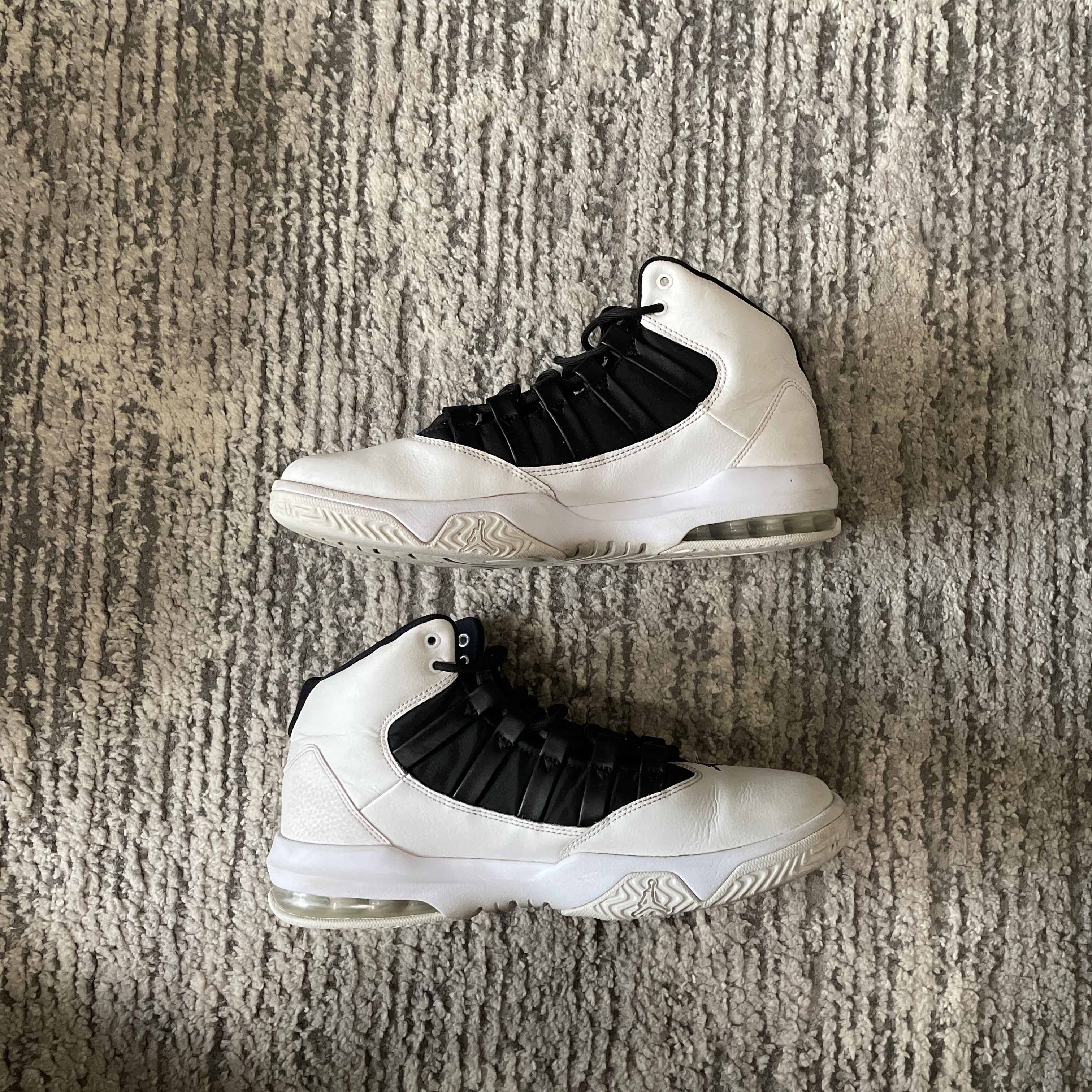 jordan max aura white and black