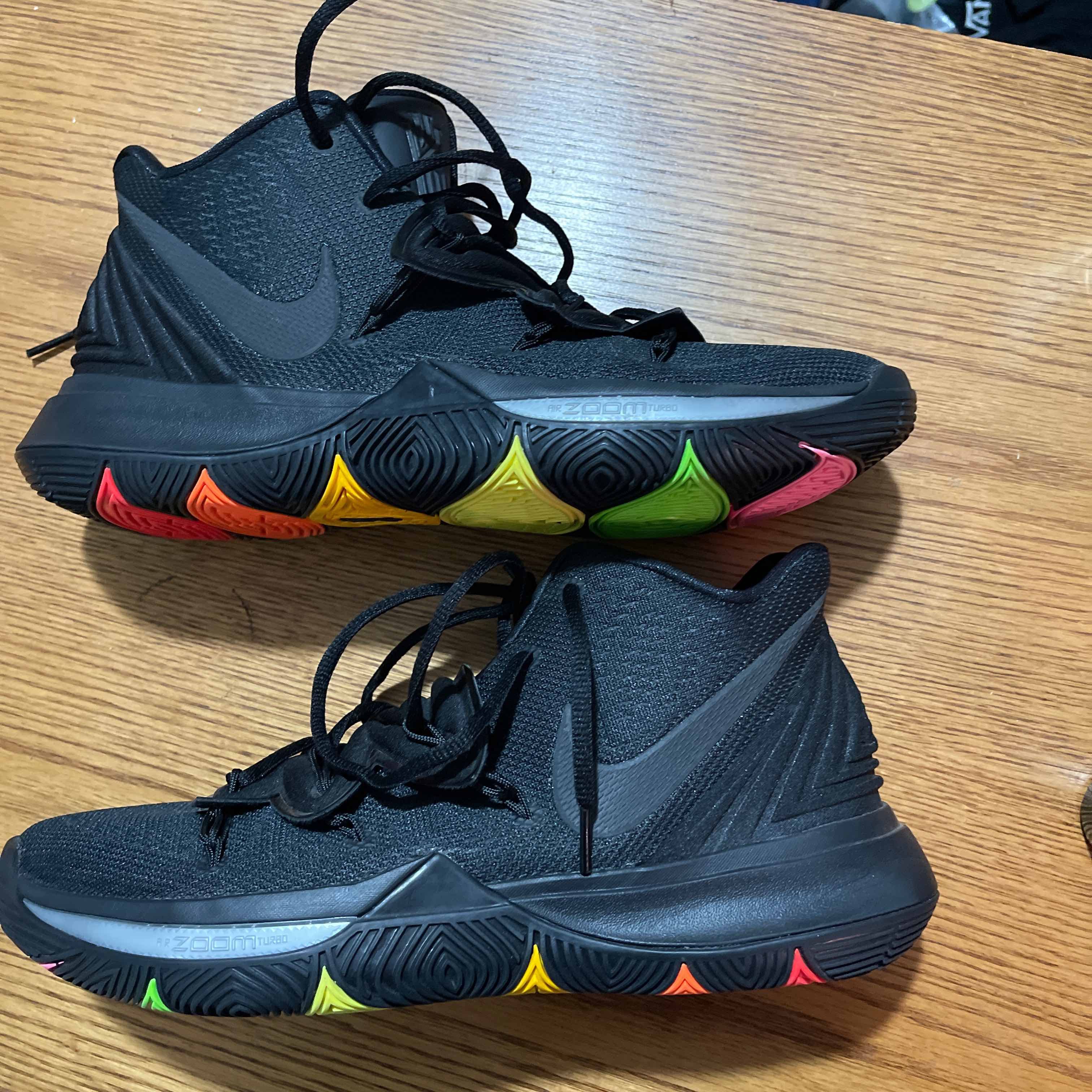 kyrie 5 neon soles