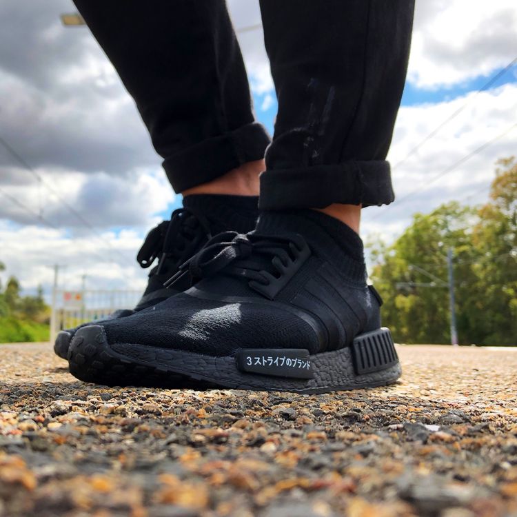 nmd r1 primeknit japan triple black