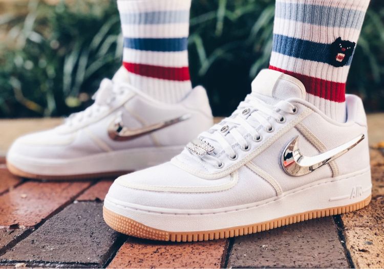 travis af1 on feet
