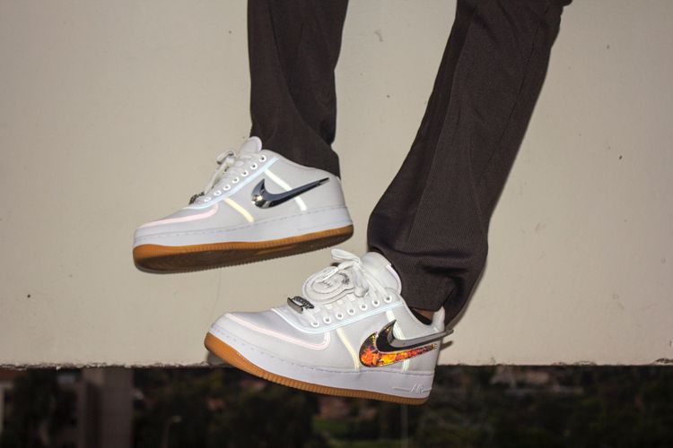 travis af1 on feet