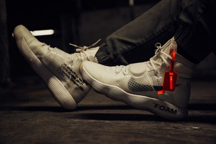 hyperdunk off white on feet