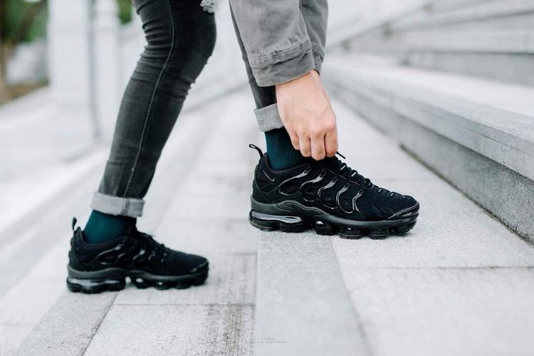 air vapormax plus triple black