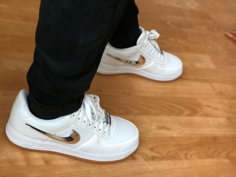 travis af1 on feet