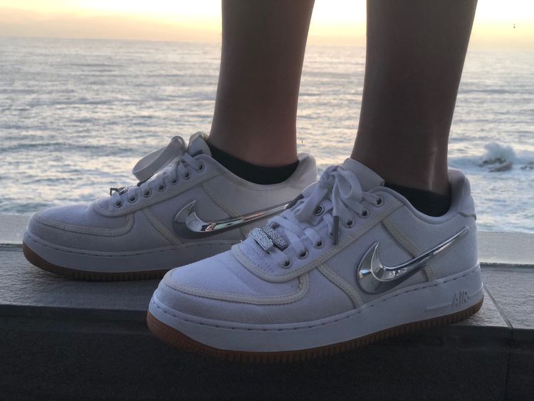 travis af1 on feet