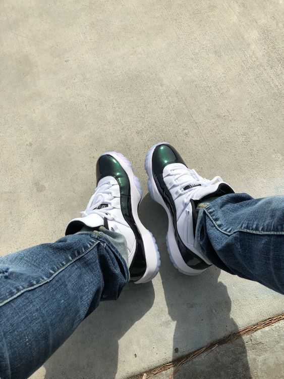 j11 low emerald