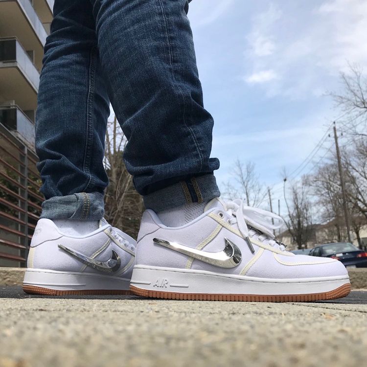 travis af1 on feet