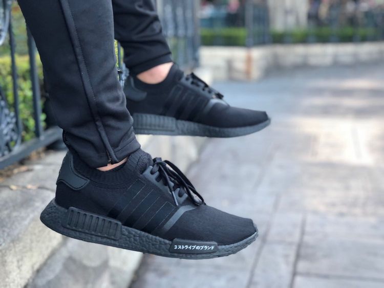 nmd r1 primeknit japan triple black