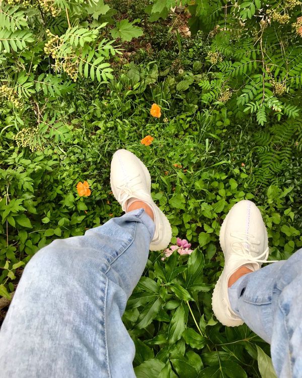 yeezy cream white on feet