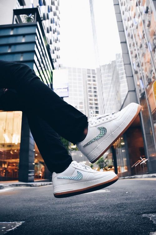 travis af1 on feet