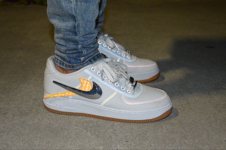 travis af1 on feet