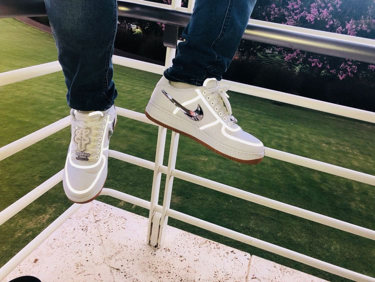 travis af1 on feet