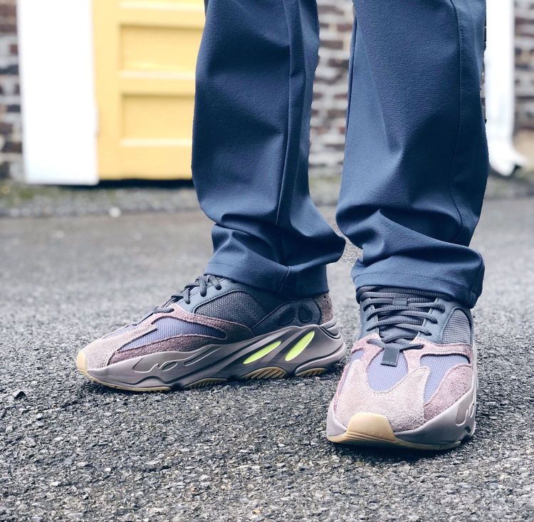 mauve yeezy 700 on feet