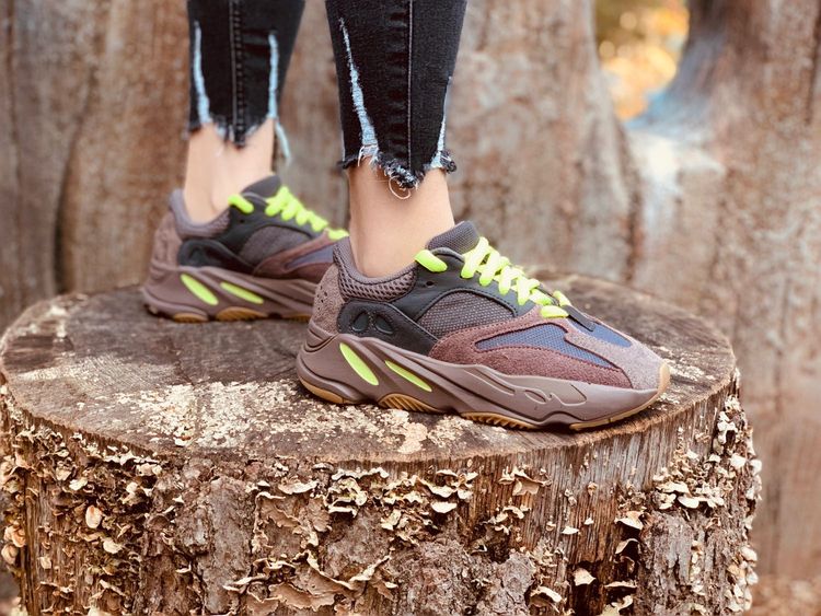 mauve yeezy 700 on feet