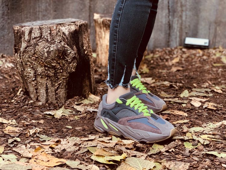 mauve yeezy 700 on feet