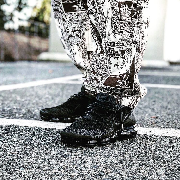 nike vapormax triple black on feet
