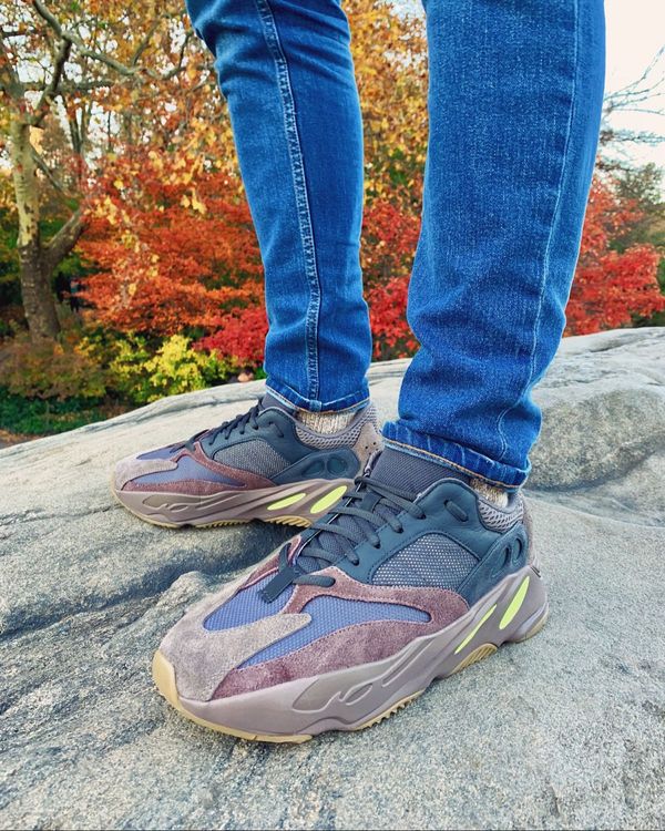 mauve yeezy 700 on feet