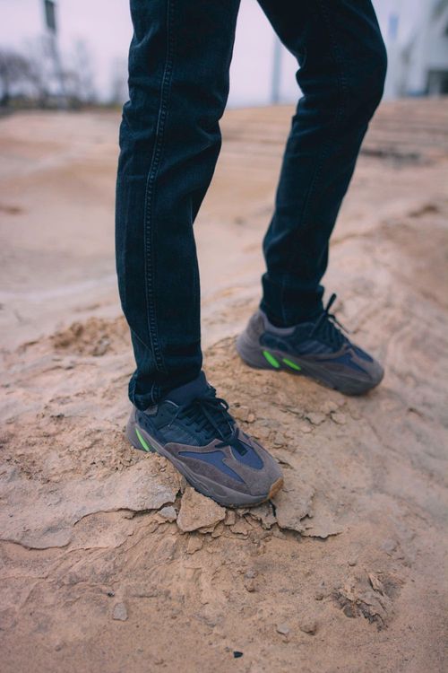 yeezy boost 700 mauve on feet