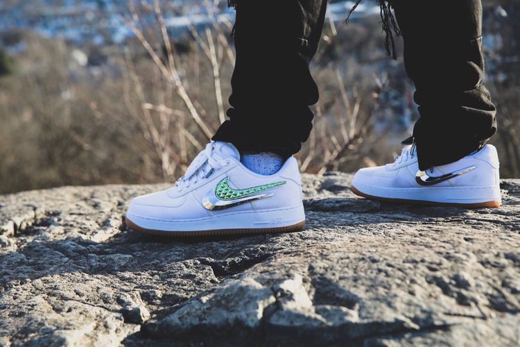travis af1 on feet