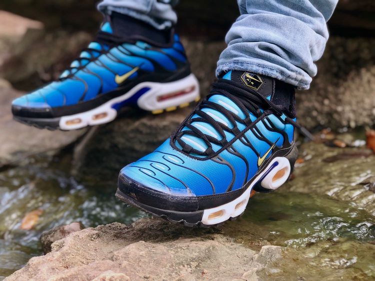 air max plus hyper blue on feet