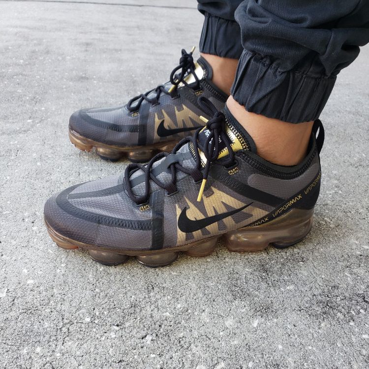 black gold vapormax plus