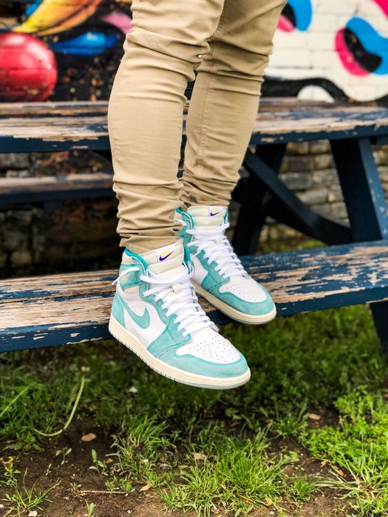 aj1 turbo green on feet