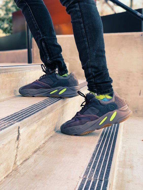 mauve yeezy 700 on feet