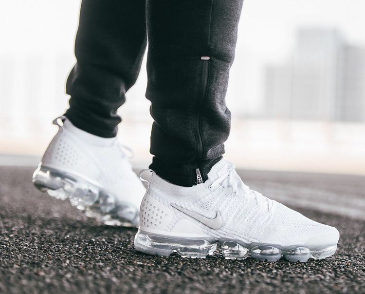 white vapormax flyknit 2