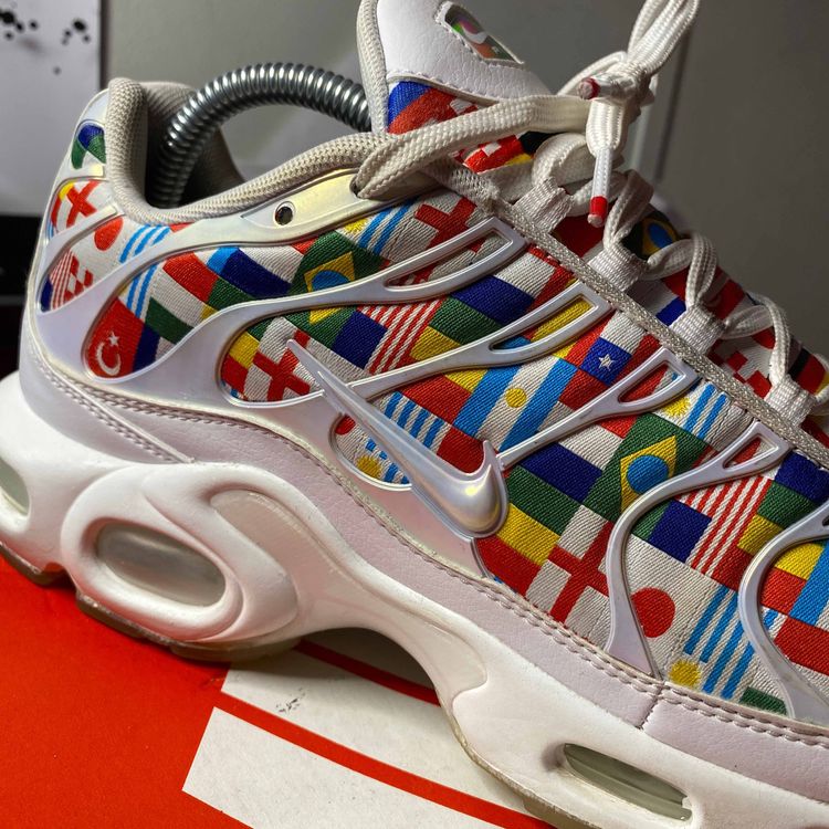 nike air max plus international flag