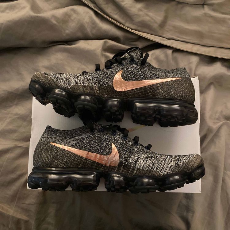 explorer dark vapormax