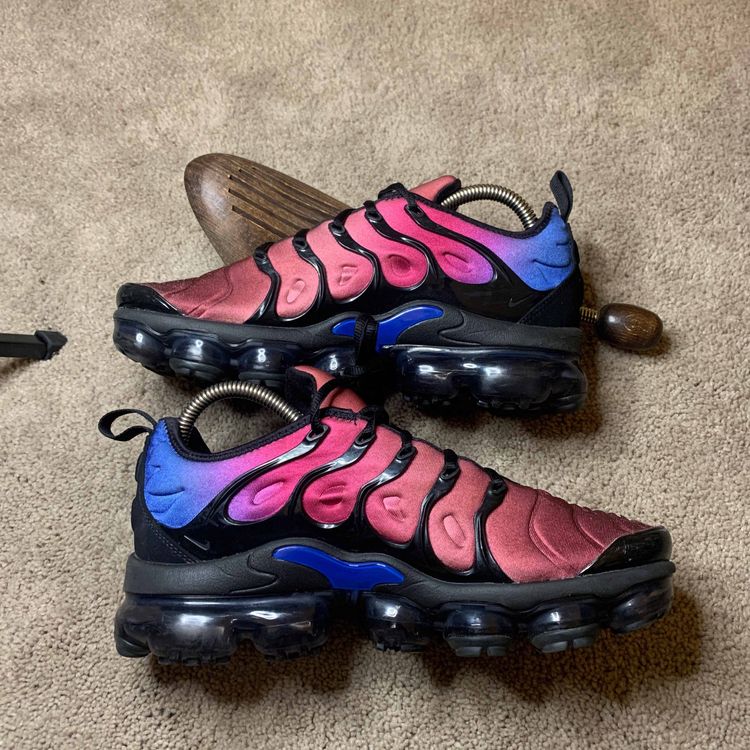 vapormax plus red violet blue