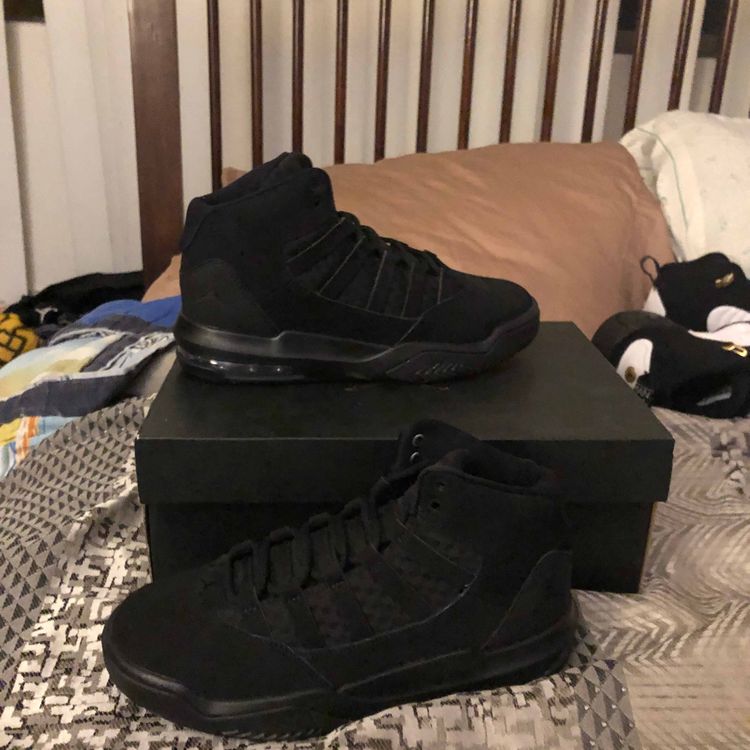 Jordan max aura gs triple black clearance
