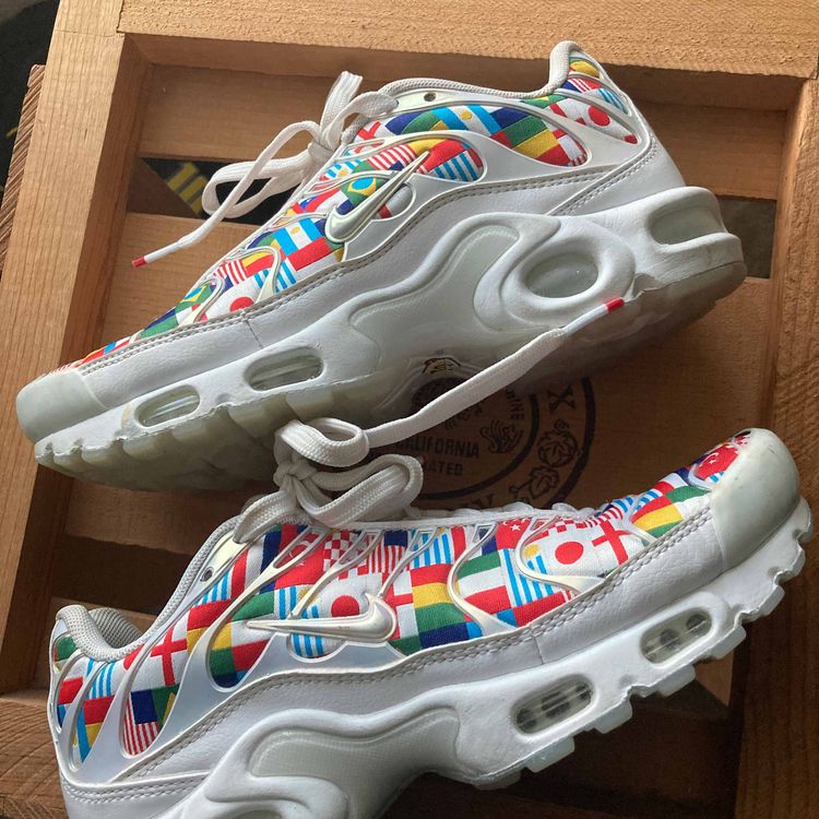 nike air max plus international flag